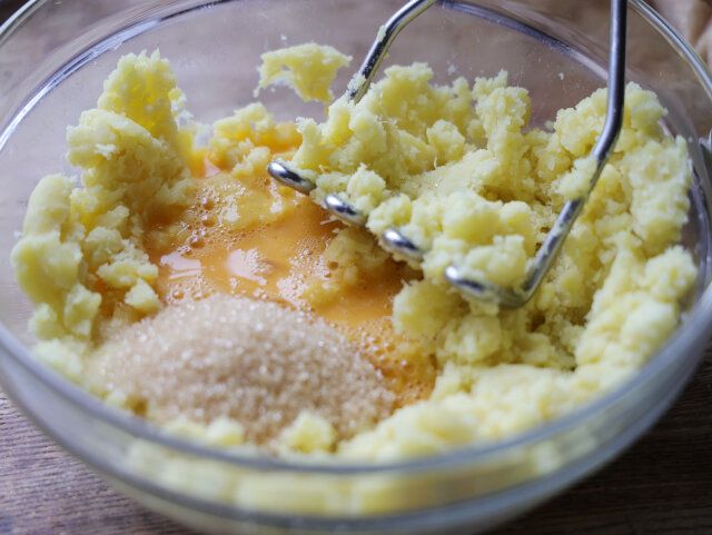 卵は溶いて、大さじ1を別にし、残りを入れる。砂糖、生クリーム、バニラエッセンス、シナモンパウダーも加えて混ぜる。