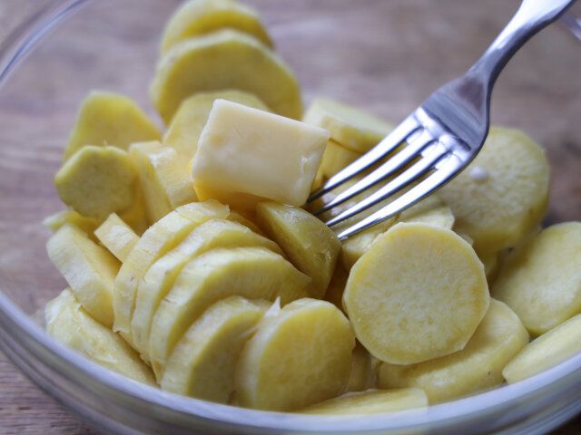 水気を切り、有塩バターを加えて、熱いうちにマッシャーやフォークなどを使って潰す。