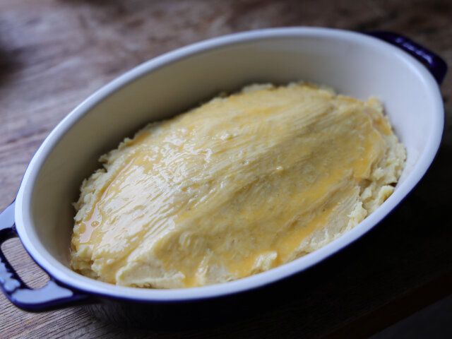 耐熱容器の内側に、少量の油（分量外）を塗り、④を入れてヘラで表面を調える。