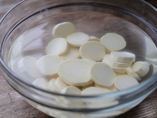 耐熱容器に入れ、さつまいもが浸るくらいの水を入れる。