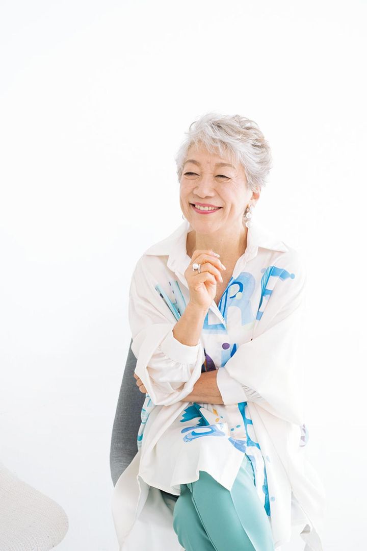 ブラウス1万9800円、パンツ1万3200円／ともにDUE deux ☎︎03-6228-2131 イヤリング1万4300円、リング4320円／ ともにアビステ ☎︎03-3401-7124 ショートブーツ3万8500円 ／卑弥呼 ☎︎03-5485-3711