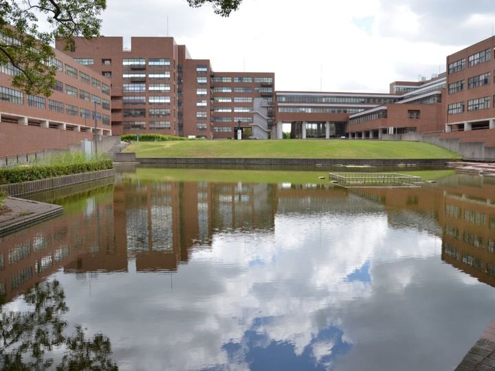 All About ニュース編集部が全国300人を対象に実施した「関東・甲信越地方の国立大学に関するアンケート」の調査結果から、出身を聞いてすごいと思う「関東・甲信越地方の国立大学」ランキングを発表！ 2位「筑波大学」を抑えた1位は？