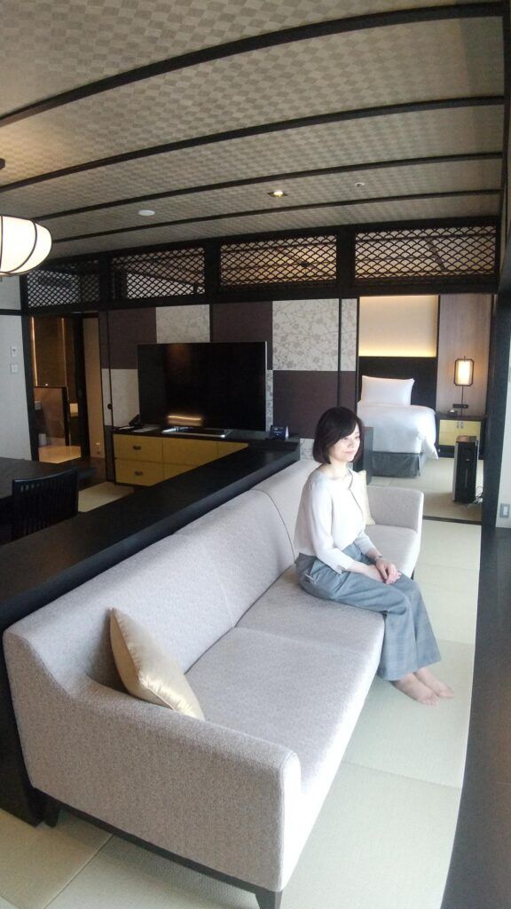 「ベッドがない？でも心配しないで、落ち着いて」