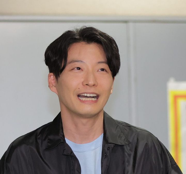 歌手で俳優、星野源さん（44）が4月1日深夜のニッポン放送「星野源のオールナイトニッポン」（火曜深夜1・0）に出演。3月27日に8年の歴史に幕を下ろしたNHKの音楽バラエティー「おげんさんといっしょ」について語りました。 同番組は2017年からおよそ1年に1度のペースで不定期放送され、星野さんがお母さん役の「おげんさん」を演じ高畑充希さん、藤井隆さん、宮野真守さんらがふんする「おげんさん一家」とセッションやトークをする人気番組。約3年ぶりの放送となった3月27日は「ファイナル」として生放送されました。 楽しいお祭り 終了にあたってさまざまなメッセージを受け取り、星野さんは「ものすごくおげんさんといっしょをやったことによる波及みたいなものがあったんだなと。やっていてよかったなと改めて思いました。1年に1回だし、ただただ楽しいお祭りみたいな感じで、楽しい時間ができたらいいかなと思っていたけど、思った以上におげんさんといっしょという番組を、重くじゃないけど、自分の人生だったりとか、そういうものの中で大事なものとしておいてくれている人が多かったんだなというのを感じることができて、本当に幸せでした。そんなありがたい気持ちになった放送でしたね」と感謝しました。