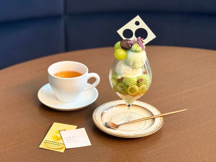 （右から）「シャインマスカットと抹茶のパフェ（期間限定）」2590円、「紅茶 ミスティマスカット」600円