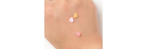 蒸留水をそのまま詰め込んだミストだけに、なじませたあとはさらっとした感触。シュガーも3枚しか付着しない。