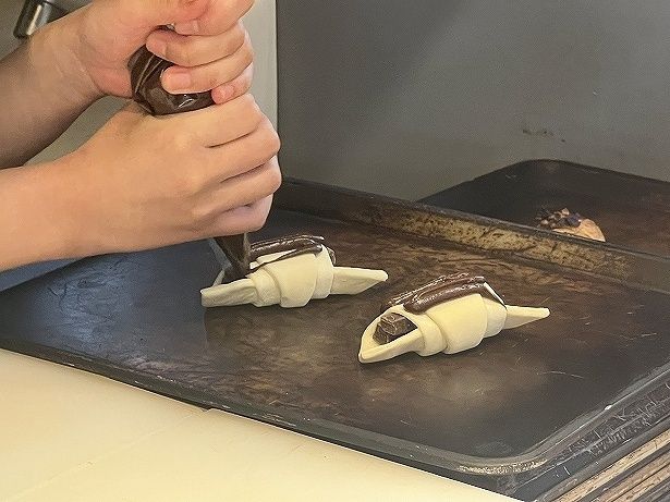 生地の上にチョコクリームをたっぷり絞る