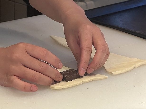 【写真】プチサイズの「キットカット」2本とチョコクロ専用のチョコレートを包む