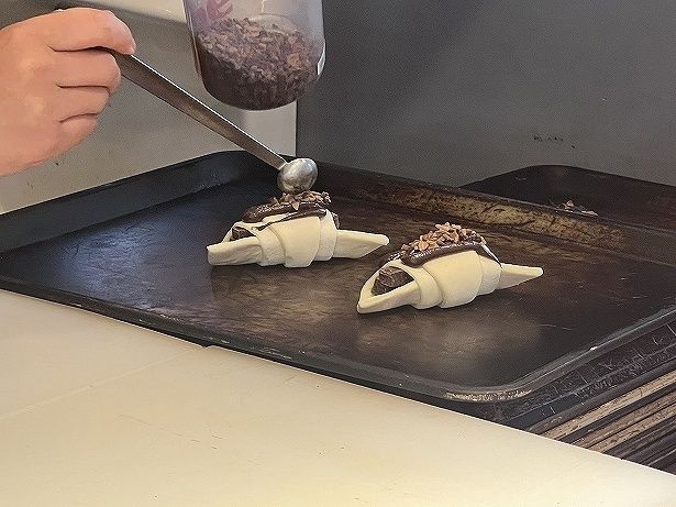 フレーク状の「キットカット」をトッピング