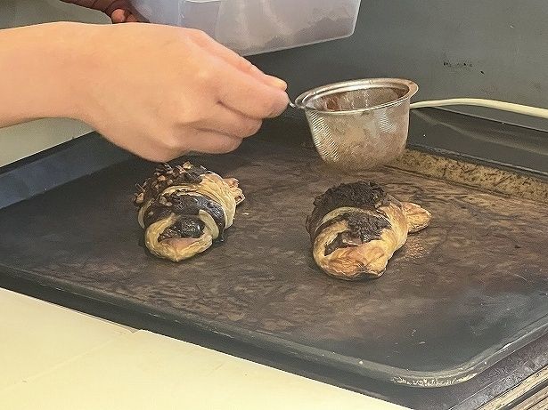 焼き上がりにココアパウダーをトッピング