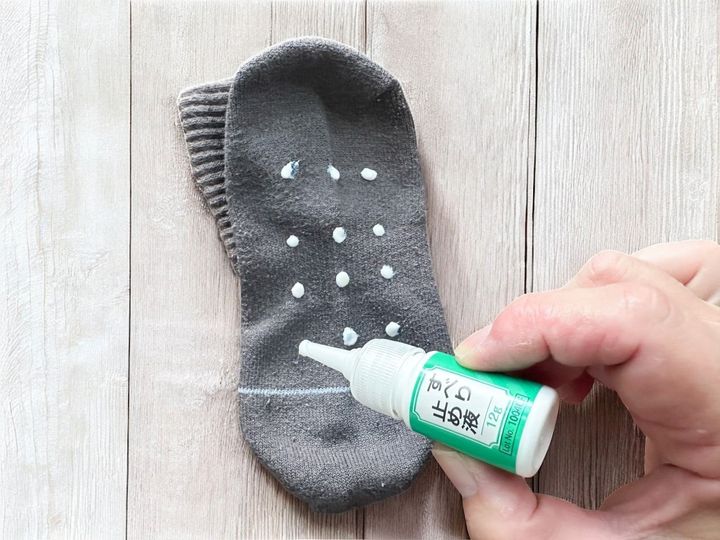 さまざまな便利グッズがある100円ショップ最大手のダイソー。最近ではSNSから人気に火が付く商品も多くあります。今回はその中から、「すべり止め液」を使ってみたリポートをご紹介します。