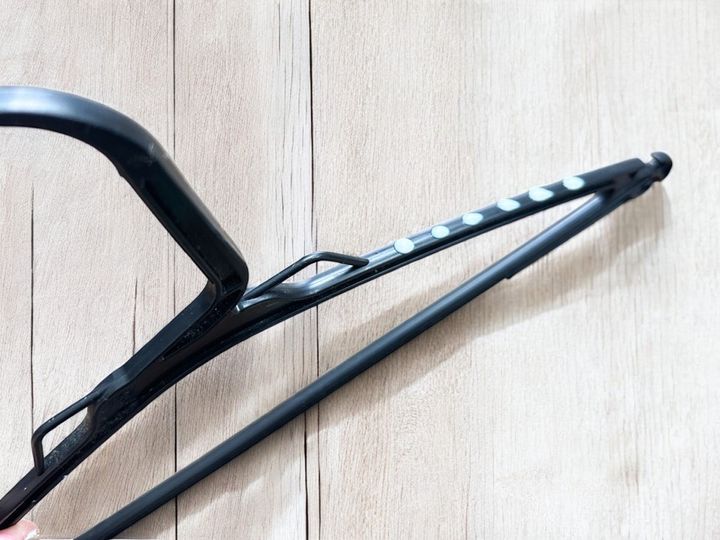 すべりやすいハンガーにすべり止め液を塗ると……