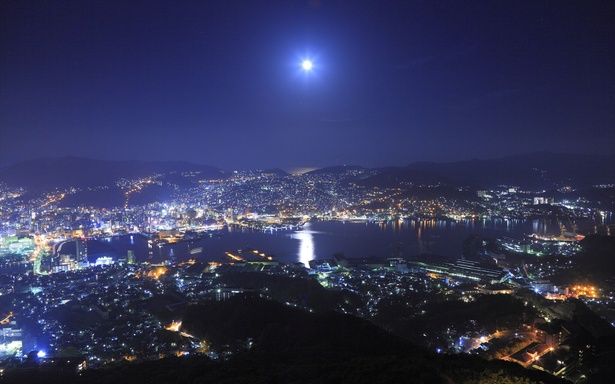 稲佐山から望む長崎の夜景は、湾に沿う光が宝石のように瞬き、静かに広がる 【提供画像】