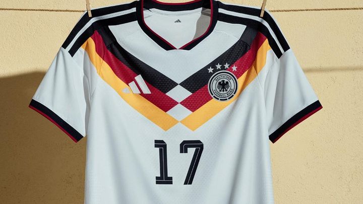 NIKEと衝撃契約の欧州強豪国、「最後のアディダス」となるW杯ユニフォームを発表