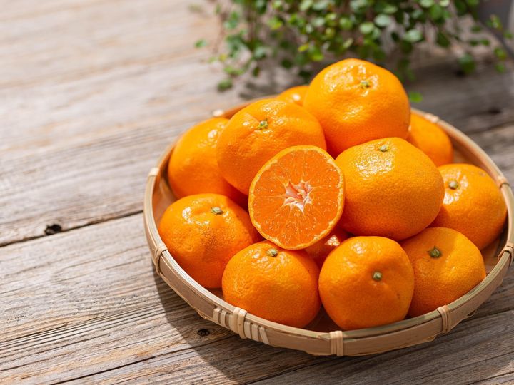 【管理栄養士が解説】喉が痛いときにミカンを食べるのは良いのでしょうか？ 結論としては喉が痛いときにミカンを食べてはいけないわけではありませんが、酸味が強いため、症状によっては控えたほうがよい場合があります。詳しく解説します。