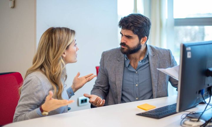 同僚の女性と言い合う男性