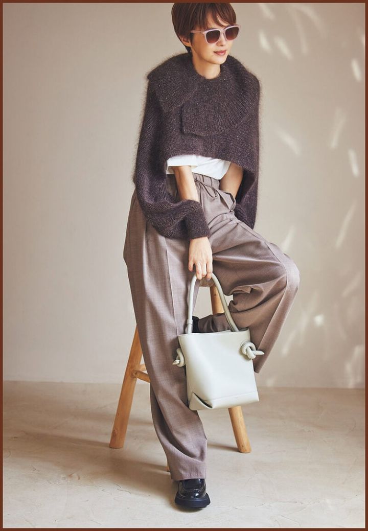 パンツ4万7300円（エブール／リトルリーグ インク） サングラス2万790円（コーチ／ルックスオティカジャパン カスタマーサービス） バッグ4万6200円（ヴァジック／ヴァジックジャパン） 靴3万3000円（モリーニ／ジャック・オブ・オール・トレーズ プレスルーム）