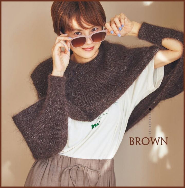 ニット5万7200円（ニアーニッポン／ニアー） Tシャツ6820円（グッド ロック スピード／グッドスピード） パンツ4万7300円（エブール／リトルリーグ インク） サングラス2万790円（コーチ／ルックスオティカジャパン カスタマーサービス）