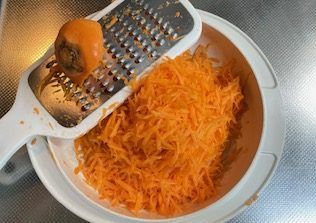 ニンジンをすりおろす