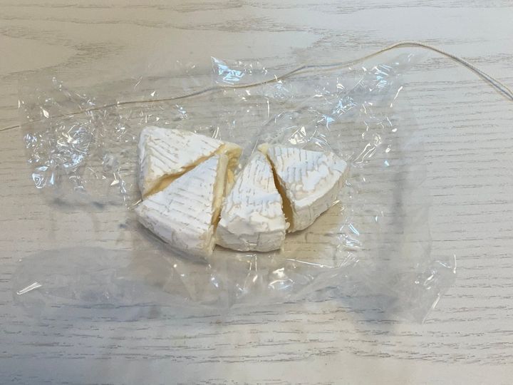 糸で切ったカマンベールチーズ
