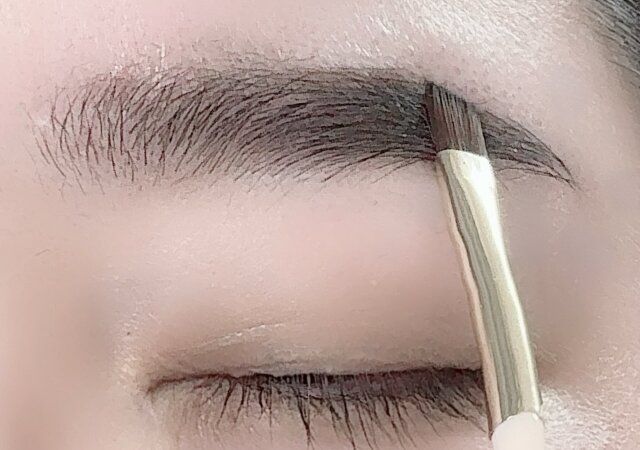 アイブロウブラシ 歯ブラシ型 斜めカットブラシ 使用例