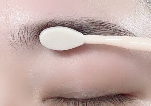 アイブロウブラシ 歯ブラシ型 使用例