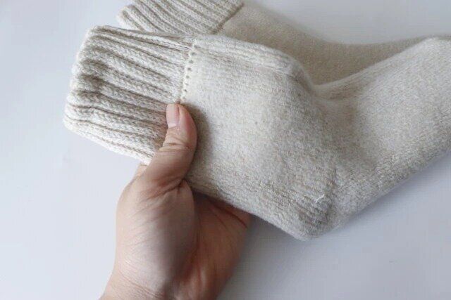 ダイソーの優秀な裏起毛パイルソックス（吸湿発熱、東欧レトロ、チロリアン花柄）