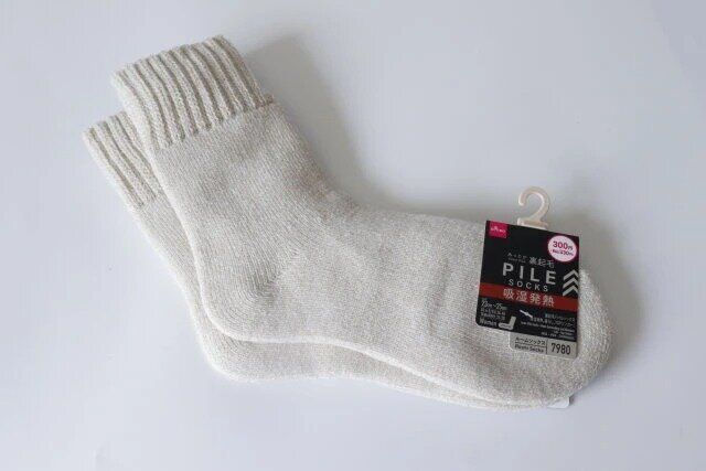 ダイソーの裏起毛パイルソックス（吸湿発熱、東欧レトロ、チロリアン花柄）のパッケージ