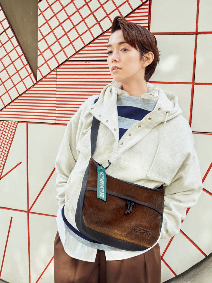 ショルダーバッグ「125リミテッド ウォーカーバナナショルダー」［H25×W35×D12］¥5,940（コールマン／コールマン カスタマーサービス） アノラックパーカ¥7,920（シップス エニイ）、中に着たボーダートップス¥19,800（オニット × シップス／ともにシップス インフォメーションセンター） 中に着たシャツ¥41,800（ケイル） パンツ¥27,500（グリフ／スピック＆スパン ルミネ有楽町店）