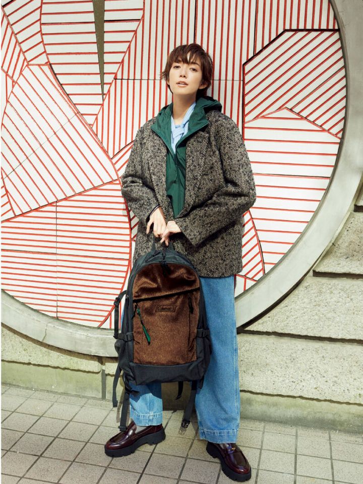 バックパック「125リミテッド ウォーカー 33」［H51×W34×D22］¥11,990（コールマン／コールマン カスタマーサービス） ジャケット¥48,400（ナイブチョクボウ／スピック＆スパン ルミネ有楽町店） パーカー¥3,990（ユニクロ） シャツ¥29,920（テラ／ティースクエア プレスルーム） パンツ¥29,920（オブラダ／シンチ） シューズ¥7,290（ザラ／ザラ・ カスタマーサービス） ソックス（スタイリスト私物）