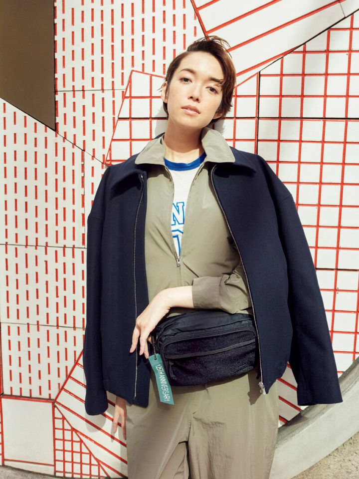 ウエストポーチ「125リミテッド ウォーカーポーチ」［H15×W24×D７］¥4,950（コールマン／コールマン カスタマーサービス） ジャケット¥121,000（ピース／ガリャルダガランテ 青山店） ジャンプスーツ¥69,850（ロエフ／エイチ ビューティー＆ユース） Ｔシャツ¥12,100（シップス ナイン ケース／シップス インフォメーションセンター）