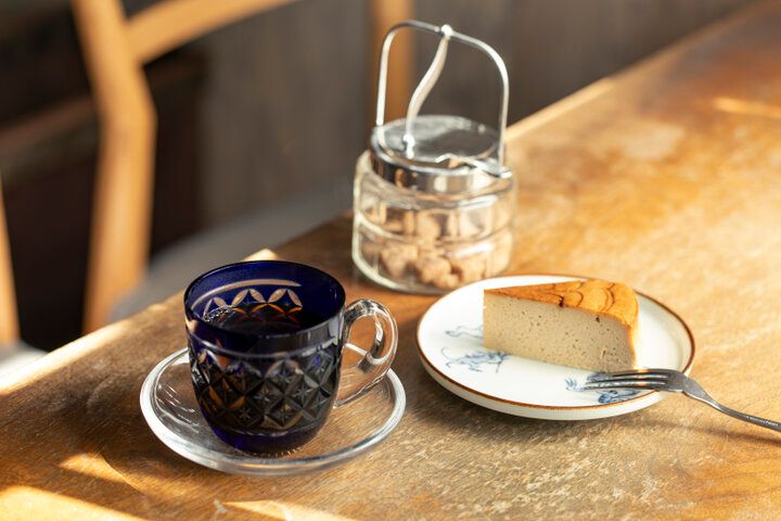 江戸切子のカップで味わう自家焙煎コーヒーと、ビター＆スイートな手作りケーキ／錦糸町「すみだ珈琲」 