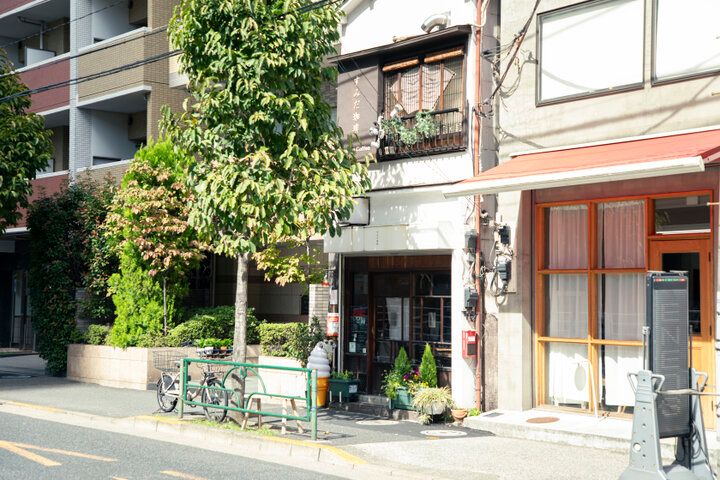 江戸切子のカップで味わう自家焙煎コーヒーと、ビター＆スイートな手作りケーキ／錦糸町「すみだ珈琲」 