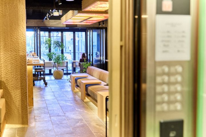 エレベーターから見た店内