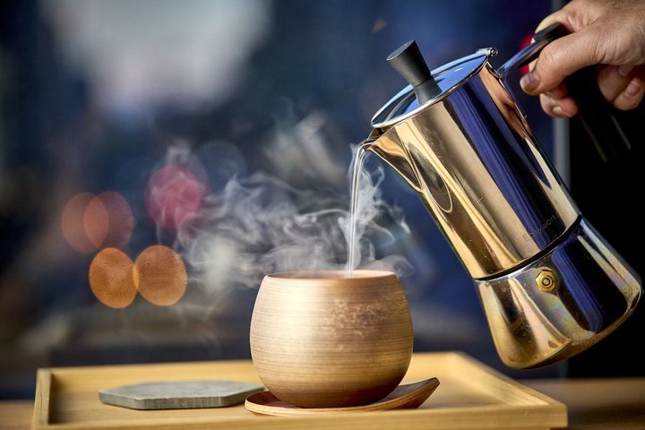 お茶を入れる様子