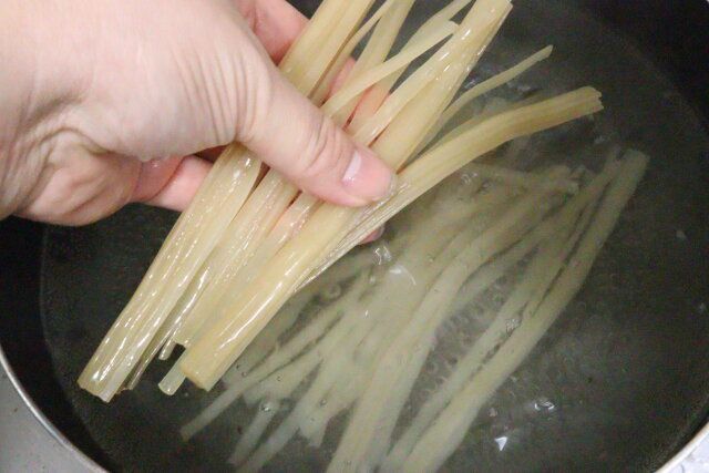 ダイソーの韓国キムチチゲ麺を茹でる