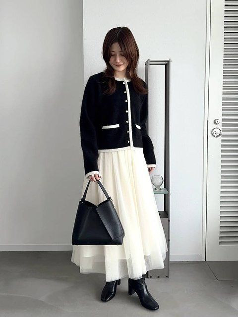 黒カーディガンのモノトーンコーデ5
