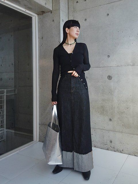 黒カーディガンのモノトーンコーデ1