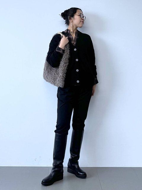 黒カーディガンのモノトーンコーデ3