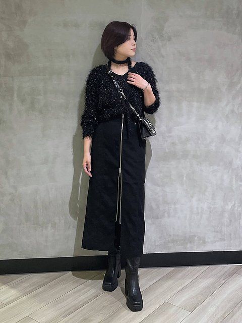 黒カーディガンのモノトーンコーデ2