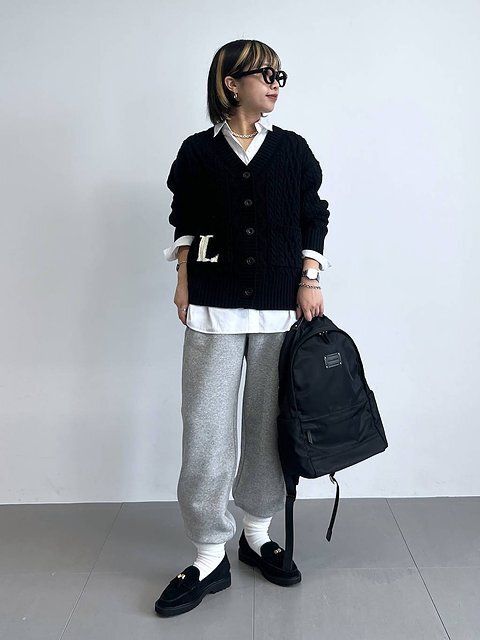 黒カーディガンのモノトーンコーデ4