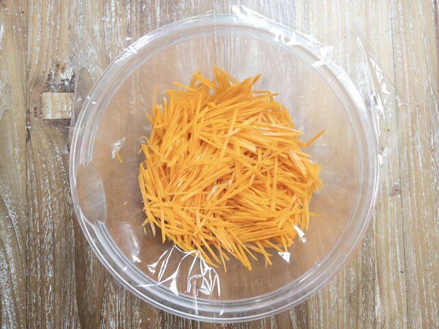 にんじんを千切りにして耐熱性のボウルに入れ、胡麻油をまぶしてふんわりラップをかけ、600wのレンジで2分加熱します。