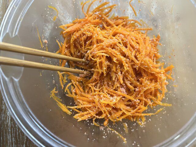 熱いうちに全体を混ぜて、粗熱を取ります。