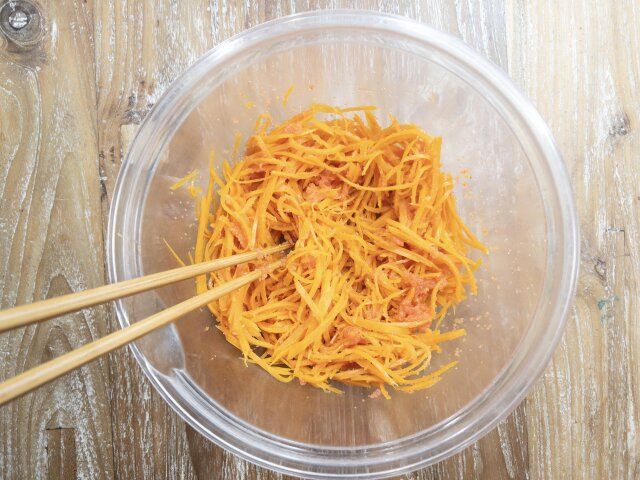 明太子の皮を取り除き、①に加えて和え、今度はラップをせずに600wのレンジで2分加熱します。