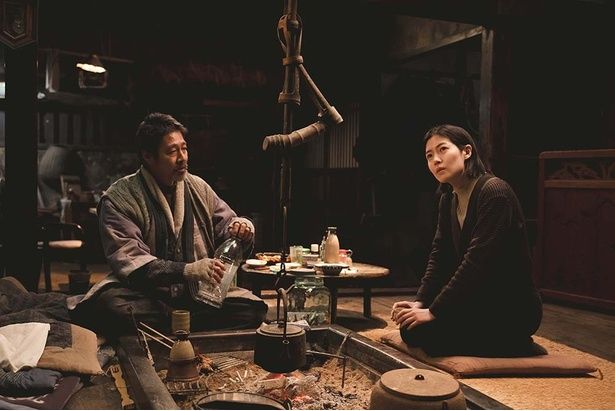 山の奥深くに佇む古宿に辿り着く李 (c)2025『旅と日々』製作委員会