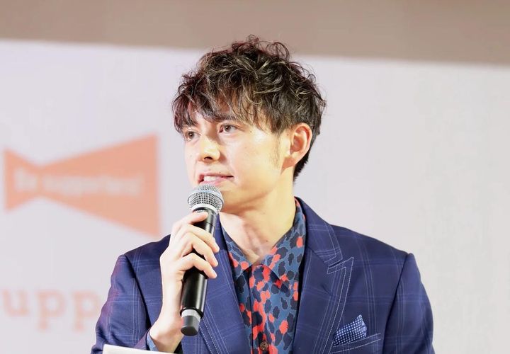 画像: 熱狂的なアーセナルFCサポーターとして知られ、認知症の父を介護した経験を持つタレントのハリー杉山氏がイベントの司会進行を務めた。 主催者提供