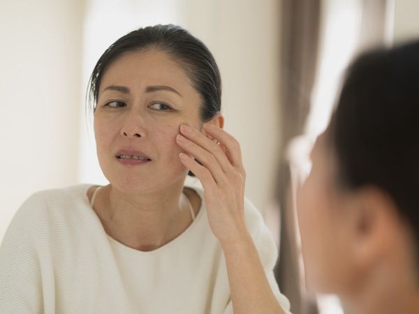 スキンケア・メイクのときにモロモロが出る原因って？