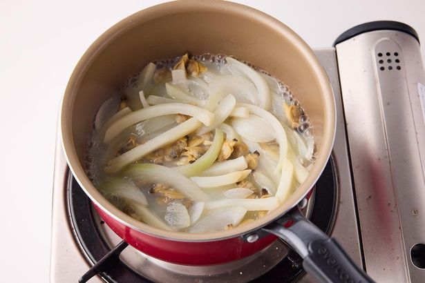 鍋にあさり、玉ねぎ、冷凍フライドポテト、水を入れて火にかけ、ひと煮立ちさせる （C）まるみキッチン／KADOKAWA