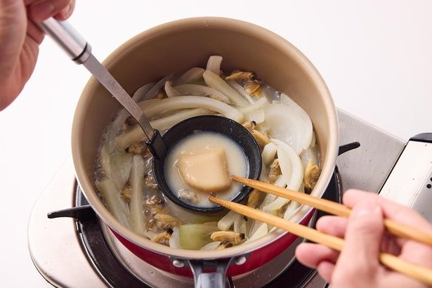 クリームシチュールウを加えてよく溶かす （C）まるみキッチン／KADOKAWA