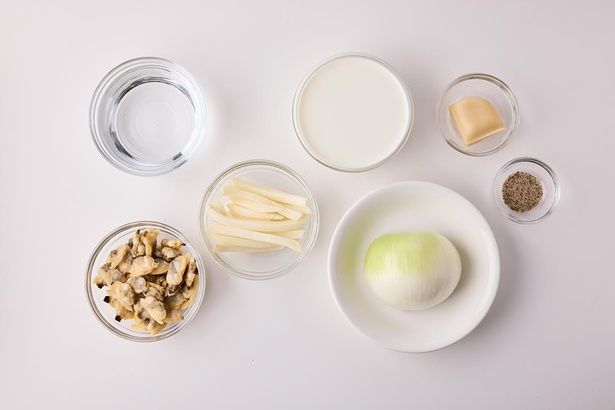 冷凍フライドポテトは凍ったまま加えてOK （C）まるみキッチン／KADOKAWA